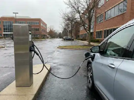 Borne de recharge sur le parking d'une entreprise