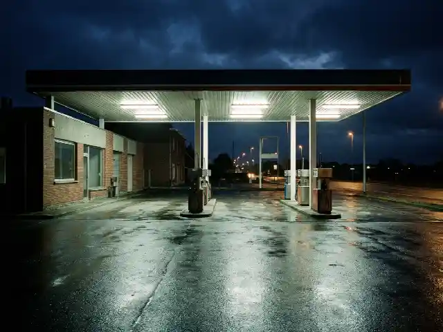 Station-service éclairée la nuit, sans véhicule
